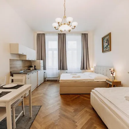 Designed 2bd- 65 M2 Next To Main Station Prague