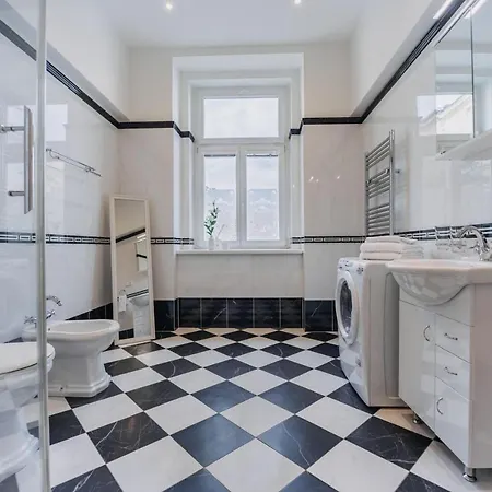 Designed 2bd- 65 M2 Next To Main Station Prague