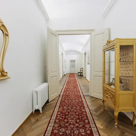 Designed 2bd- 65 M2 Next To Main Station Prague